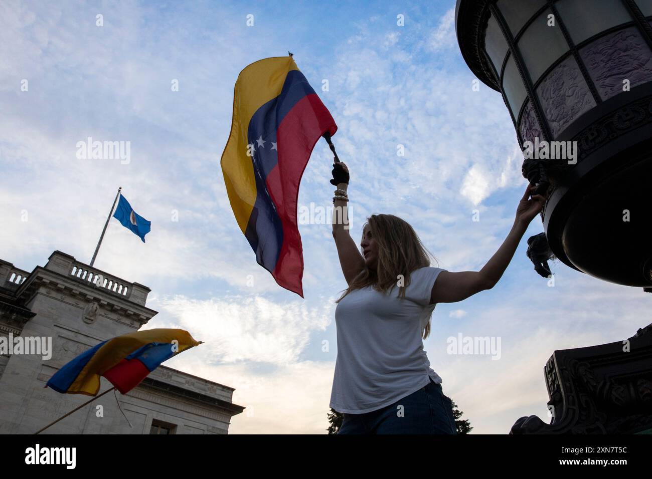 Un manifestant agite un drapeau vénézuélien lors d'un rassemblement contre le président nouvellement déclaré Nicolas Maduro à Washington DC le 30 juillet 2024. Pendant le rassemblement, les manifestants ont affirmé que le candidat de l'opposition Edmundo Gonzalez avait remporté l'élection avec une majorité des voix. Gonzalez devançait Maduro dans les sondages avant les élections. Maduro est arrivé au pouvoir au Venezuela en 2013. Cet homme politique de gauche de 61 ans se présente pour le troisième mandat de président. (Photo de Aashish Kiphayet/ Alamy Live News) Banque D'Images