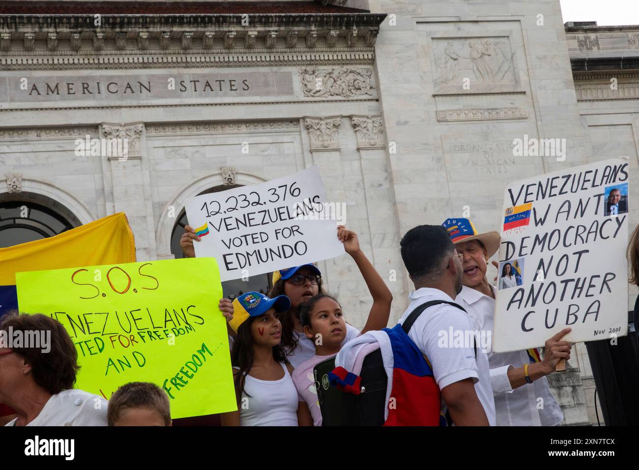 La communauté vénézuélienne de Washington DC, aux États-Unis, a organisé un rassemblement contre le président nouvellement déclaré Nicolas Maduro le 30 juillet 2024. Au cours du rassemblement, ils ont affirmé que le candidat de l'opposition Edmundo Gonzalez avait remporté l'élection avec une majorité des voix. Gonzalez devançait Maduro dans les sondages avant les élections. Maduro est arrivé au pouvoir au Venezuela en 2013. Cet homme politique de gauche de 61 ans se présente pour le troisième mandat de président. (Photo de Aashish Kiphayet/ Alamy Live News) Banque D'Images