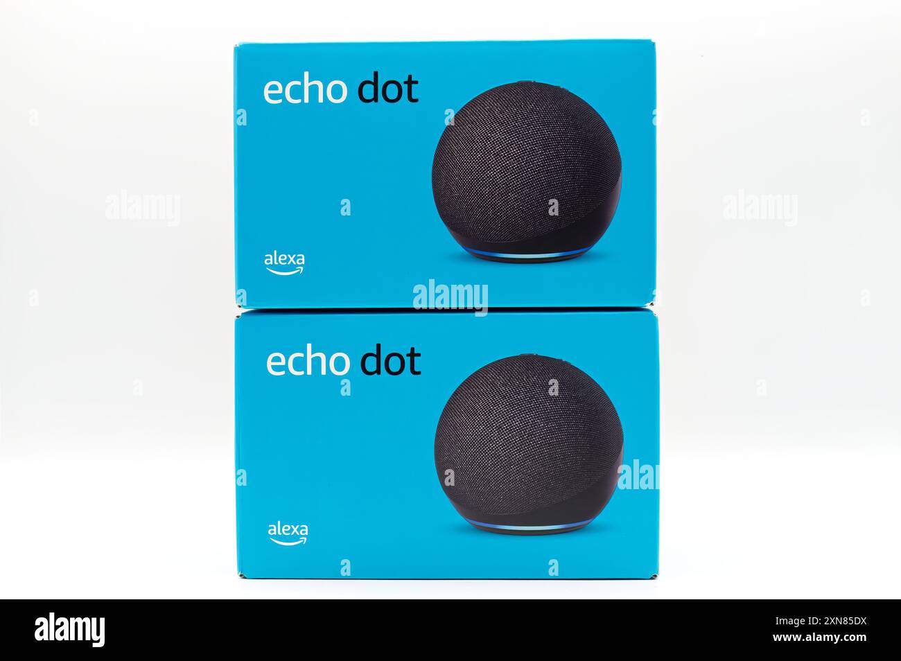 Bologne - Italie - 23 juillet 2024 : Amazon Echo Dot. Alexa, assistante virtuelle IA. Banque D'Images