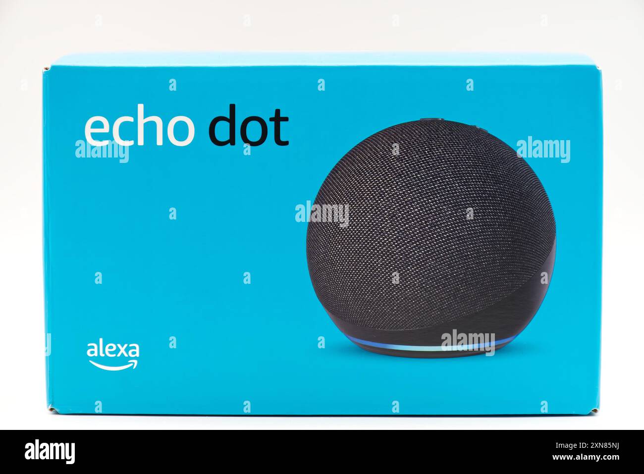 Bologne - Italie - 23 juillet 2024 : Amazon Echo Dot. Alexa, assistante virtuelle IA. Banque D'Images
