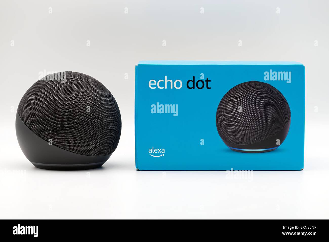 Bologne - Italie - 23 juillet 2024 : Amazon Echo Dot. Alexa, assistante virtuelle IA. Banque D'Images