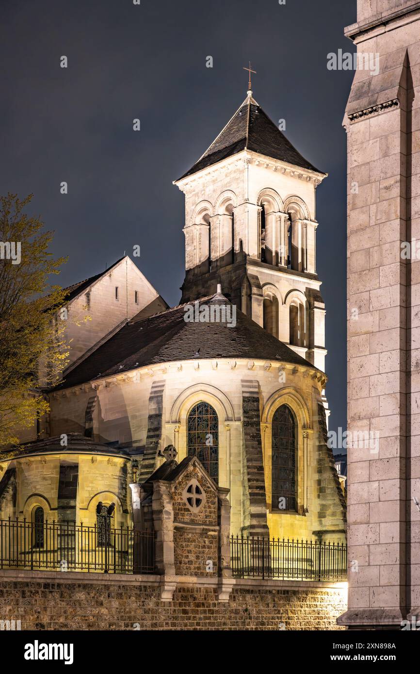 L'église Saint-Pierre de Montmartre est illuminée sous le ciel nocturne, mettant en valeur sa beauté architecturale à Paris, France. Banque D'Images