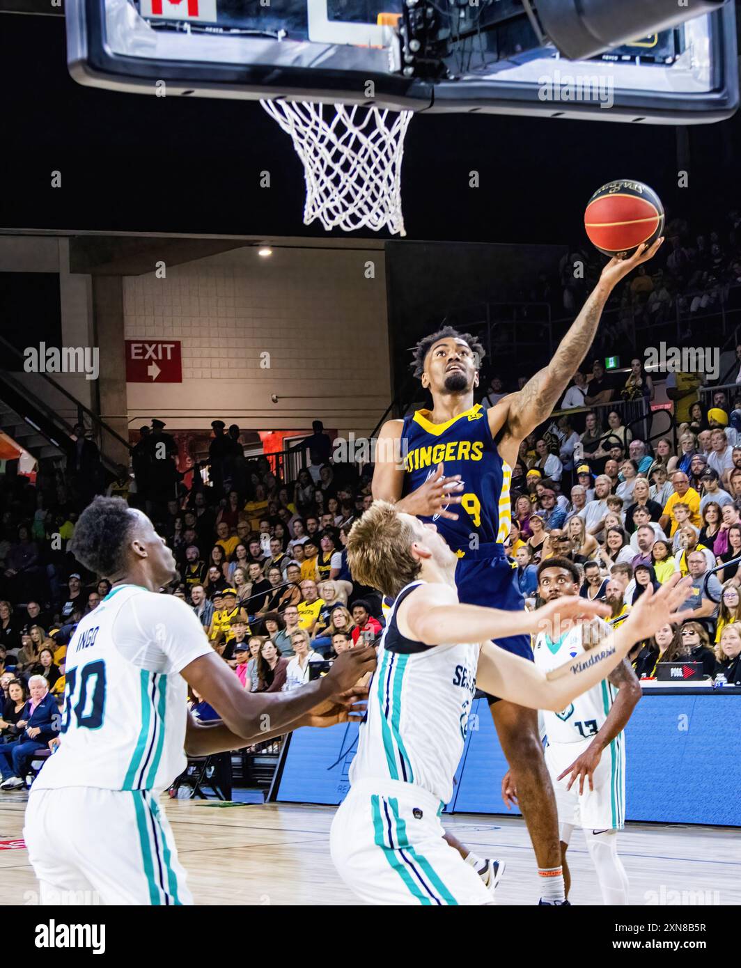 Edmonton, Canada. 29 juillet 2024. Jacob Evans III (C) des Edmonton Stinger se relève de la Défense de Winnipeg de Scottie Lindsey (L1), Simon Hildebrandt (L2) et Justin Wright-Foreman (R) dans le dernier match de la saison régulière en 2024 CEBL contre les Seabears de Winnipeg. Winnipeg Seabears (9-11) 86:89 Edmonton Stingers (13-7) crédit : SOPA images Limited/Alamy Live News Banque D'Images