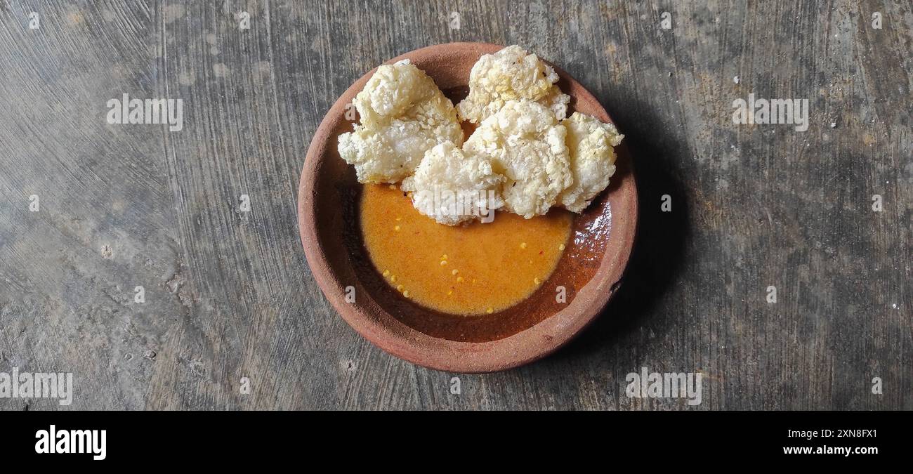 Cireng est une collation originaire de la région Sundanese qui est faite en faisant frire un mélange de pâte à base de farine de tapioca. Banque D'Images