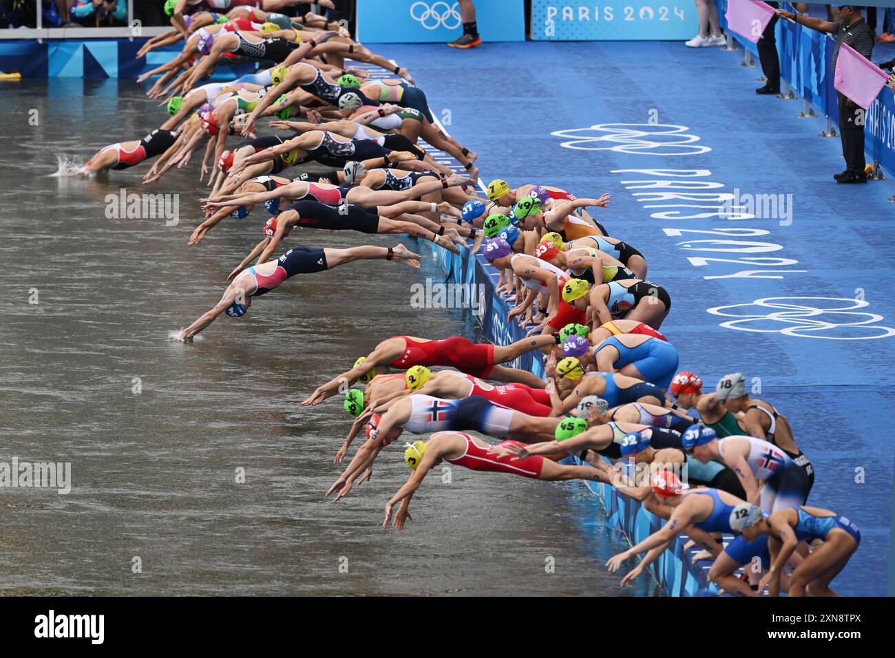 Paris, France. 31 juillet 2024. Jeux olympiques, Paris 2024, triathlon, distance olympique (1,5 km de natation, 40 km de vélo, 10 km de course), les triathlètes sautent dans la Seine. Crédit : Marijan Murat/dpa/Alamy Live News Banque D'Images