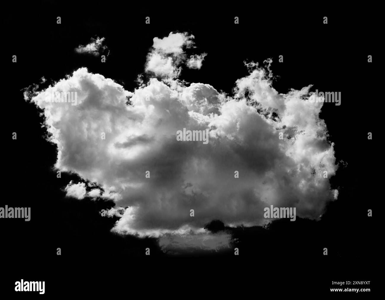 Beau cumulus naturel nuage blanc atmosphérique sur un fond isolé noir. Brosse. Elément de conception. Climat Banque D'Images