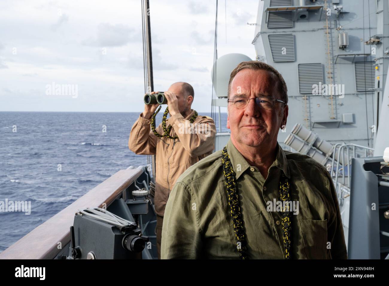 Honolulu, États-Unis. 31 juillet 2024. Le ministre de la Défense Boris Pistorius (SPD) regarde un Eurofighter survoler de la frégate allemande « Baden-Württemberg ». Un politicien du SPD visite l'exercice militaire Rim of the Pacific mené par les États-Unis (RIMPAC, 26.06. Au 02.08.2024) à Hawaï. Crédit : Soeren Stache/dpa/Alamy Live News Banque D'Images