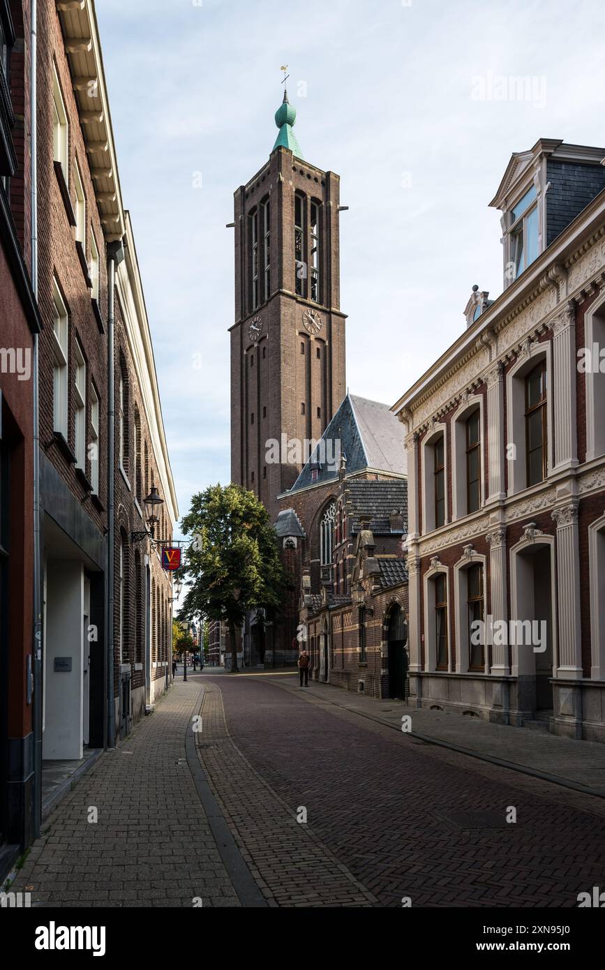 Venlo, pays-Bas - 25 septembre 2023 : vue sur la rue le jour avec l'église Sint-Martinusbasiliek dans la ville néerlandaise de Venlo, province de Limbourg, le Banque D'Images