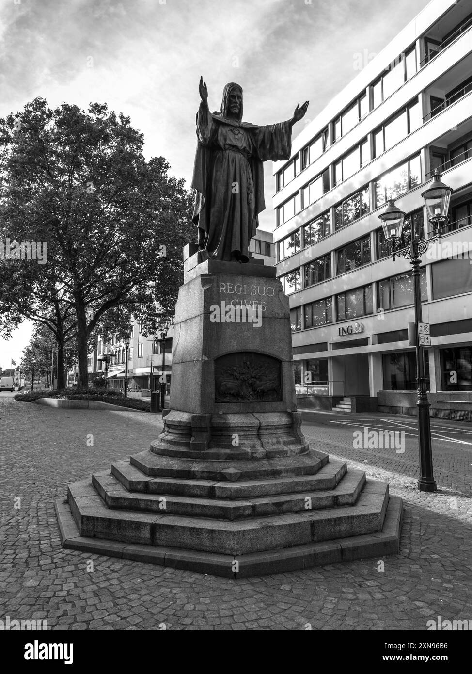 Venlo, pays-Bas - 25 septembre 2023 : Statue du Sacré-cœur de Jésus-Christ à Venlo, province du Limbourg, pays-Bas. Photog noir et blanc Banque D'Images