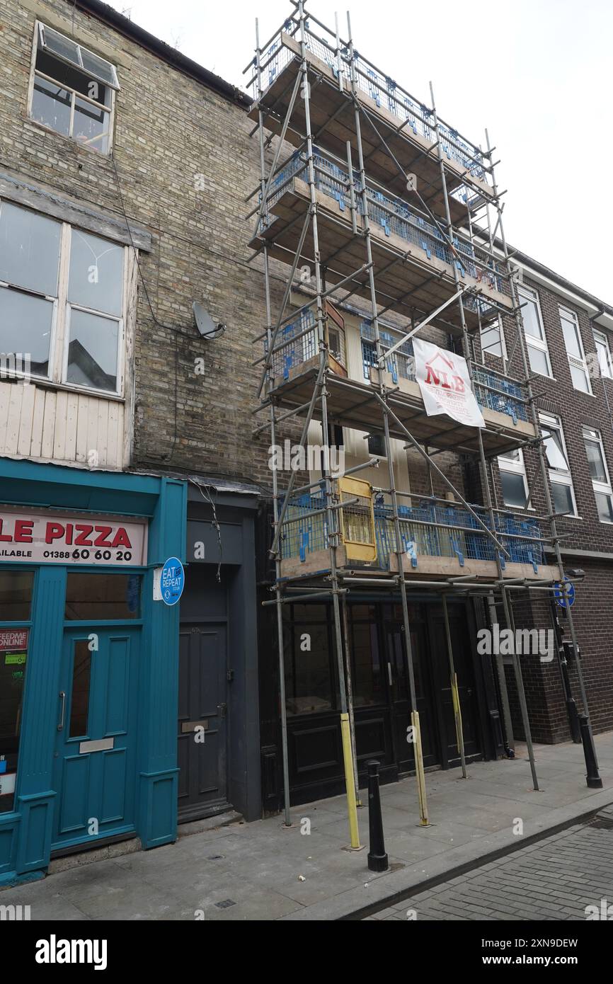 Un bâtiment désaffecté à Fore Bondgate, Bishop Auckland dans le comté de Durham, après qu'un squelette de bébé a été trouvé sous les planches du plancher par des entrepreneurs travaillant sur une rénovation de propriété. Date de la photo : mercredi 31 juillet 2024. Banque D'Images