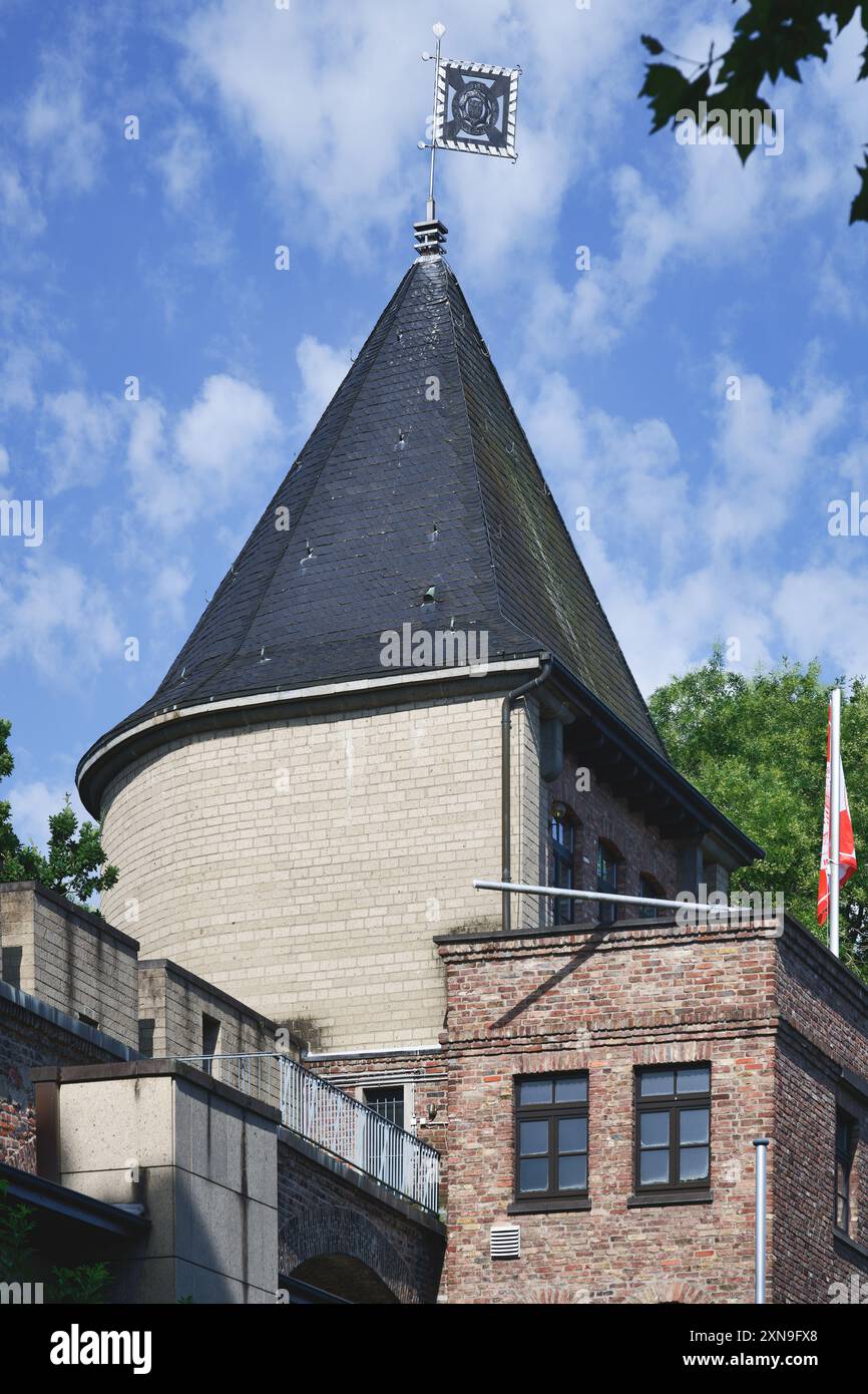 Partie de la muraille médiévale préservée de cologne au Sachsenring avec vue sur l'une des tours de défense de l'intérieur de la ville Banque D'Images