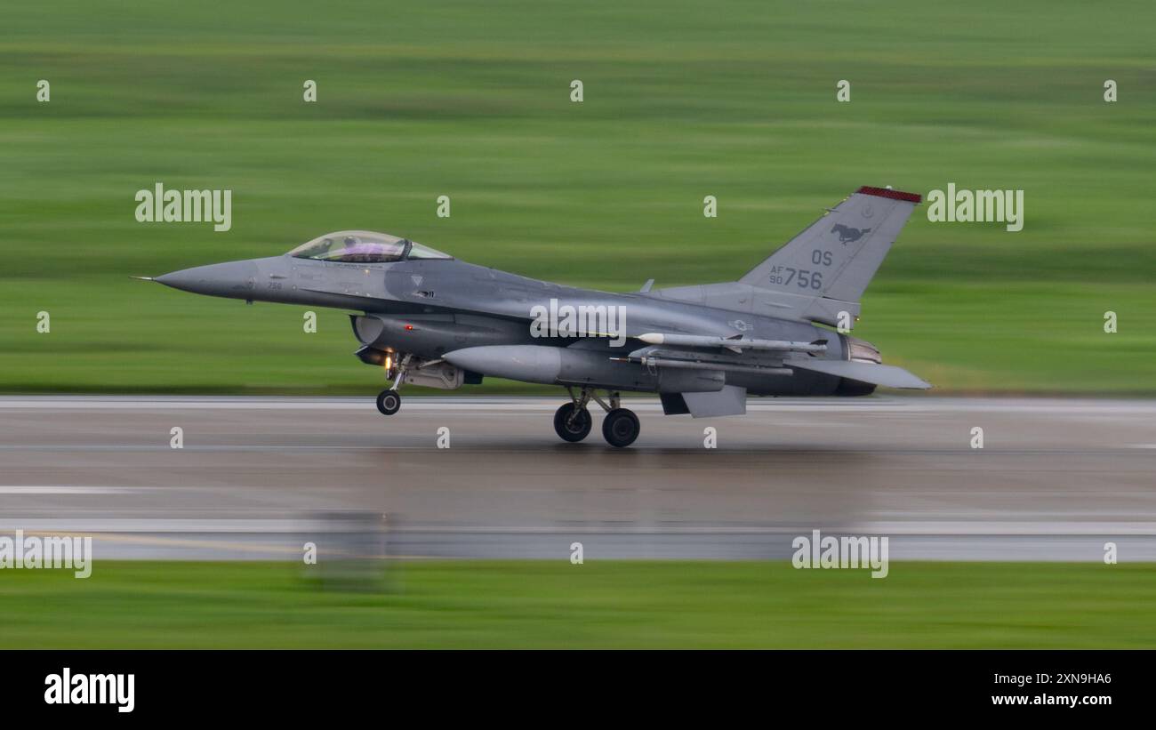 Un Fighting Falcon F-16 de l'US Air Force affecté au 36th Fighter Squadron décolle à Osan Air base, en République de Corée, le 24 juillet 2024. Le F-16 Fig Banque D'Images