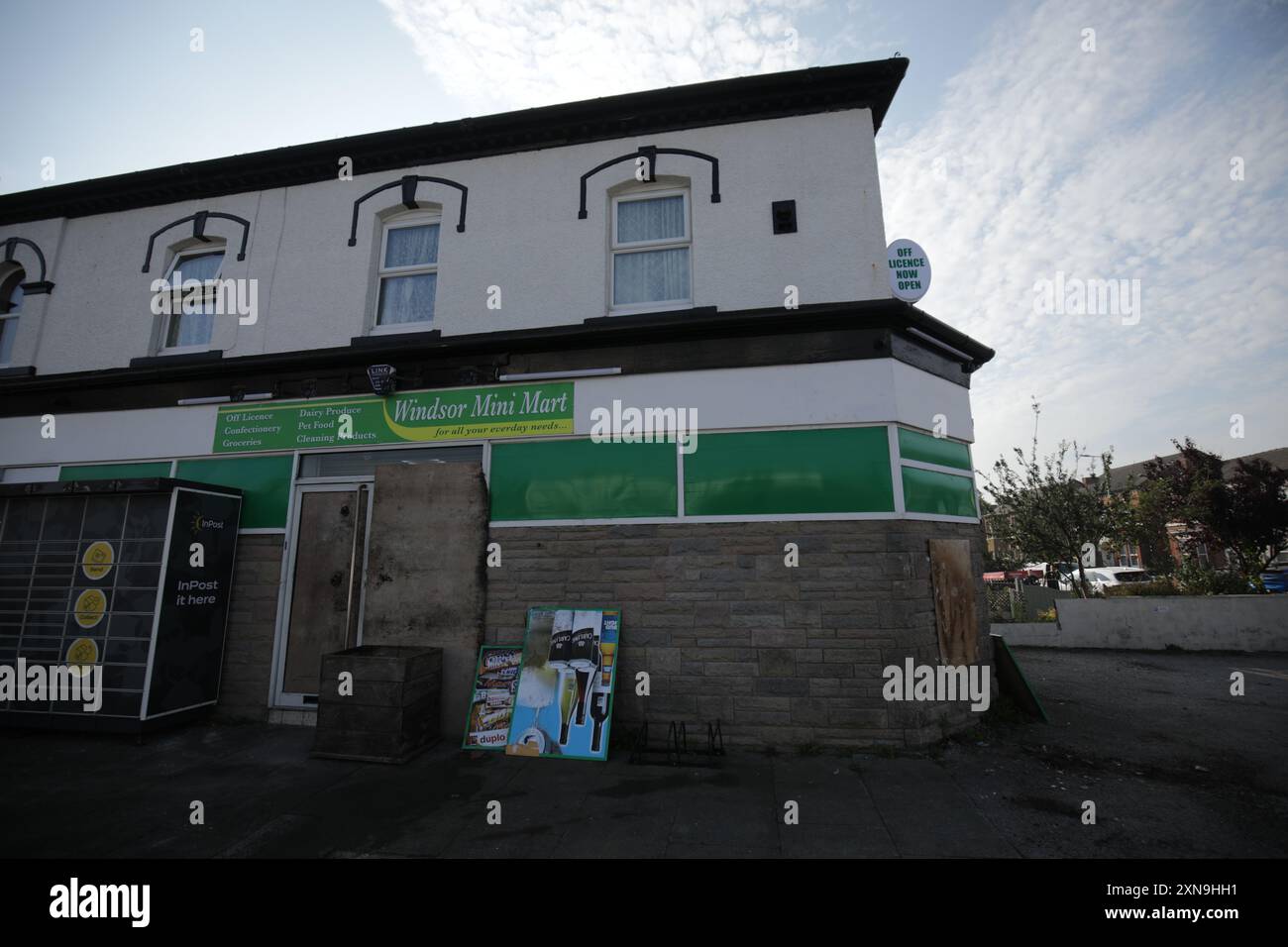 Windsor Mini Mart sur Windsor Road à Southport, Merseyside, après que des policiers ont été grièvement blessés lorsque des briques, des pierres et des bouteilles ont été lancées et des voitures incendiées lors de violentes manifestations suite à une veillée pour trois filles tuées dans une attaque au couteau dans un club de vacances sur le thème de Taylor Swift lundi. Date de la photo : mercredi 31 juillet 2024. Banque D'Images