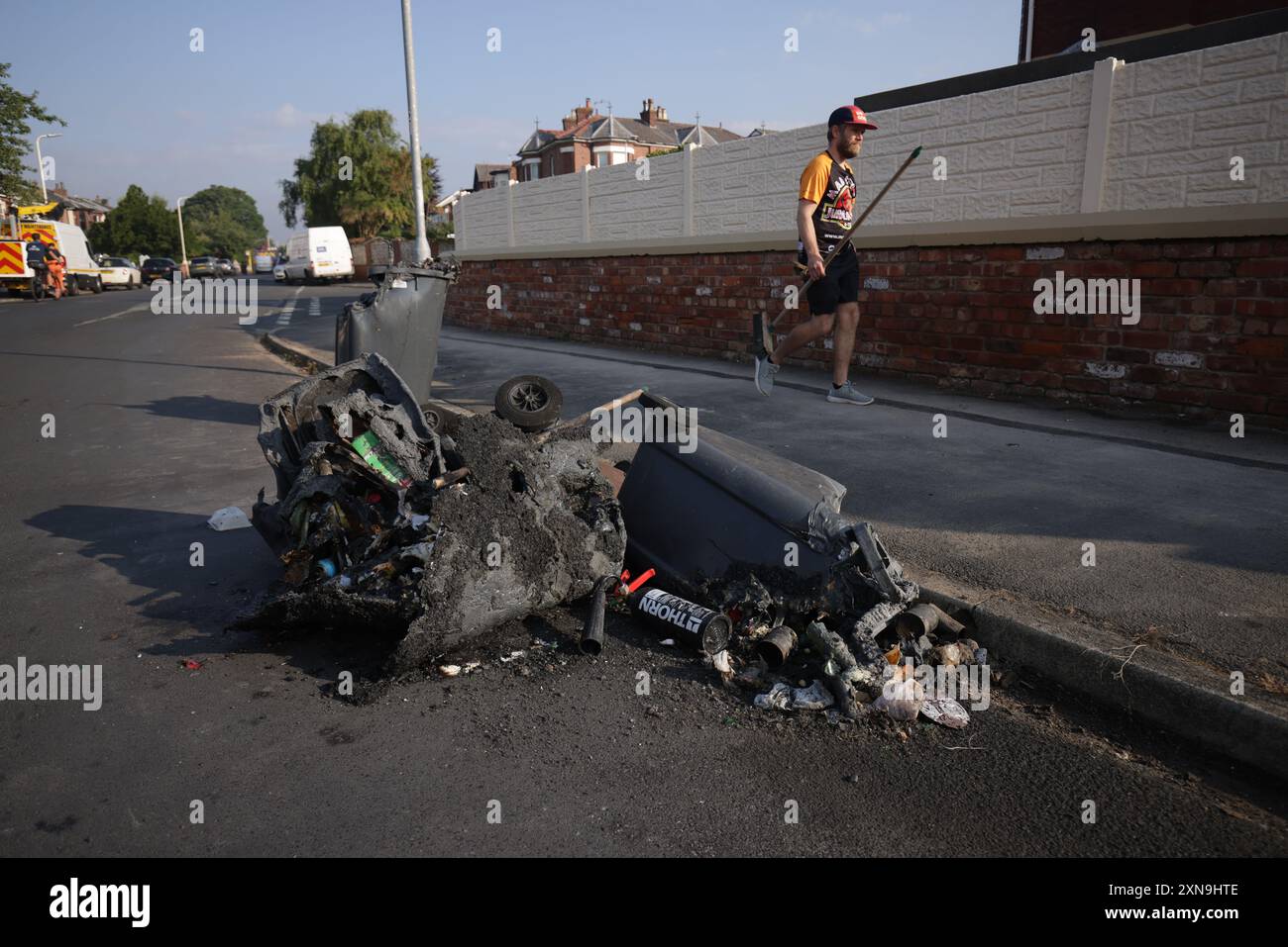 Des poubelles endommagées à Southport, dans le Merseyside, après que des policiers ont été grièvement blessés lorsque des briques, des pierres et des bouteilles ont été lancées et des voitures incendiées lors de violentes manifestations suite à une veillée en faveur de trois filles tuées dans une attaque au couteau dans un club de vacances sur le thème de Taylor Swift lundi. Date de la photo : mercredi 31 juillet 2024. Banque D'Images