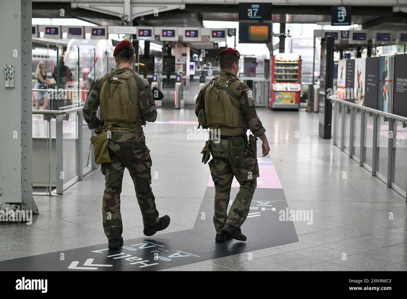 Paris, France. 31 juillet 2024. Des soldats de l'armée française se promènent à la gare de Lyon à Paris, le 31 juillet 2024. Photo de Firas Abdullah/ABACAPRESS. COM Credit : Abaca Press/Alamy Live News Banque D'Images