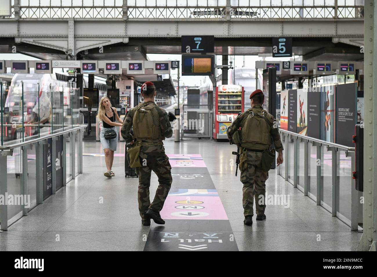 Paris, France. 31 juillet 2024. Des soldats de l'armée française se promènent à la gare de Lyon à Paris, le 31 juillet 2024. Photo de Firas Abdullah/ABACAPRESS. COM Credit : Abaca Press/Alamy Live News Banque D'Images