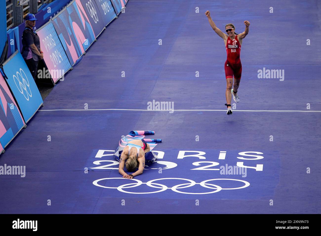 Julie Derron, of Switzerland, right, celebrates winning the silver medal as France's Cassandre Beaugrand, left, celebrates after winning the gold medal at the end of the women's individual triathlon competition at the 2024 Summer Olympics, Wednesday, July 31, 2024, in Paris, France. (AP Photo/Dar Yasin) Banque D'Images