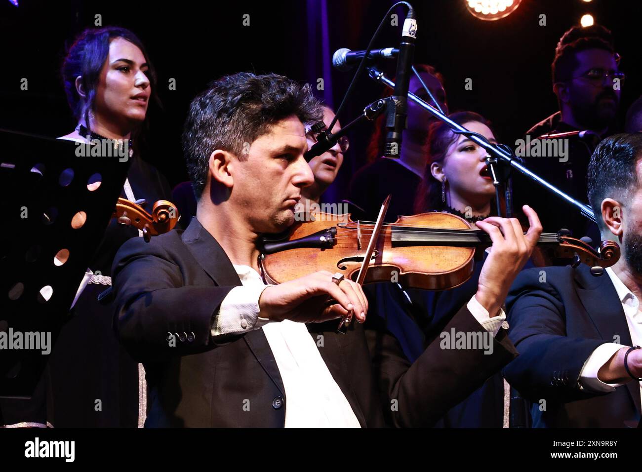 Rabat, Maroc. 28 juillet 2024. Des artistes se produisent lors d'un concert dans un parc pour la célébration du jour du Trône à Rabat, Maroc, le 28 juillet 2024. Le jour du trône, célébré chaque année le 30 juillet, commémore l'anniversaire de l'accession du roi Mohammed VI au trône en 1999. Crédit : Huo Jing/Xinhua/Alamy Live News Banque D'Images