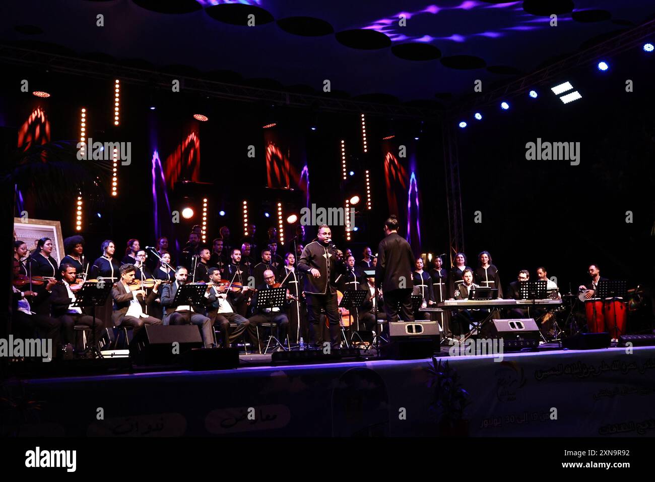 Rabat, Maroc. 28 juillet 2024. Des artistes se produisent lors d'un concert dans un parc pour la célébration du jour du Trône à Rabat, Maroc, le 28 juillet 2024. Le jour du trône, célébré chaque année le 30 juillet, commémore l'anniversaire de l'accession du roi Mohammed VI au trône en 1999. Crédit : Huo Jing/Xinhua/Alamy Live News Banque D'Images