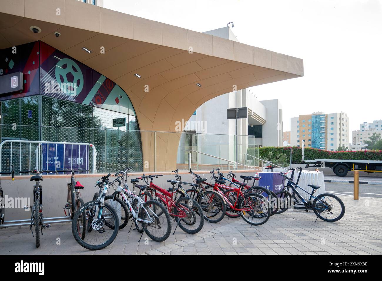 Station de métro Qatar et bus avec focus sélectif. Banque D'Images