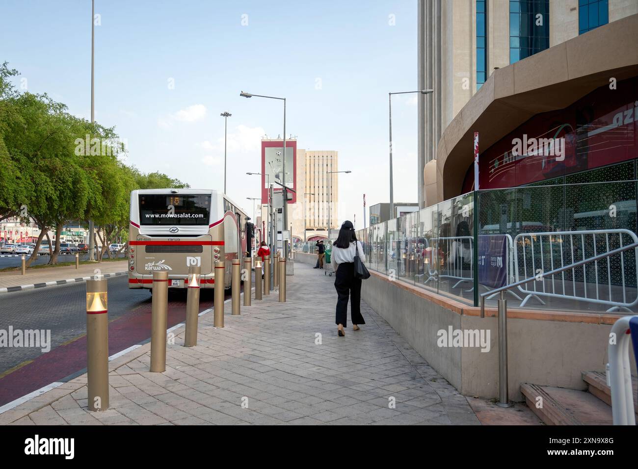 Station de métro Qatar et bus avec focus sélectif. Banque D'Images