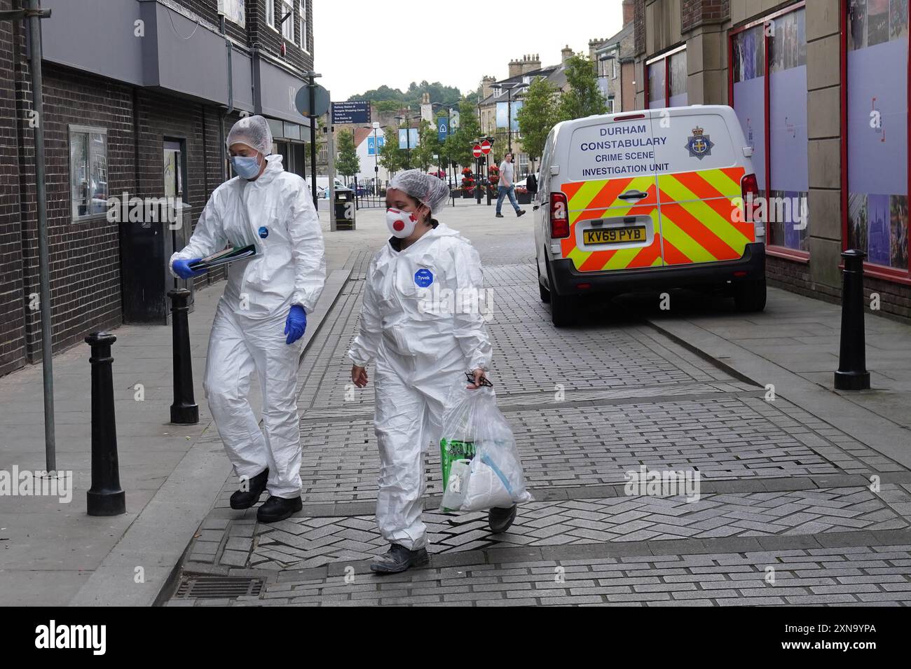 Les enquêteurs légistes de la police pénètrent dans un bâtiment désaffecté à Fore Bondgate, Bishop Auckland dans le comté de Durham, après qu'un squelette d'un bébé ait été trouvé sous les planches du plancher par des entrepreneurs travaillant sur une rénovation immobilière. Date de la photo : mercredi 31 juillet 2024. Banque D'Images