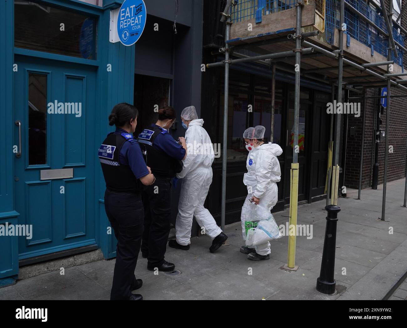 Les enquêteurs légistes de la police pénètrent dans un bâtiment désaffecté à Fore Bondgate, Bishop Auckland dans le comté de Durham, après qu'un squelette d'un bébé ait été trouvé sous les planches du plancher par des entrepreneurs travaillant sur une rénovation immobilière. Date de la photo : mercredi 31 juillet 2024. Banque D'Images