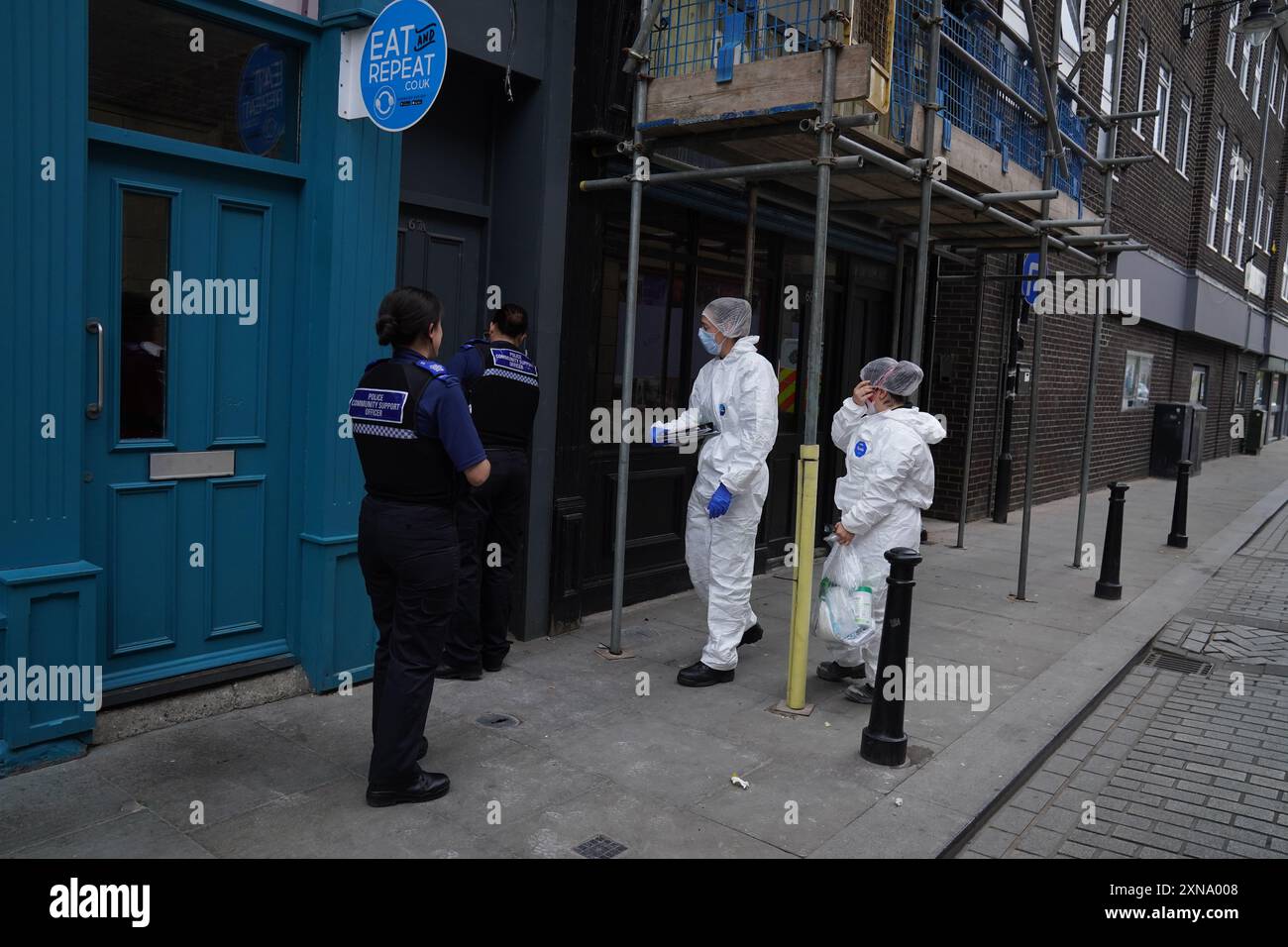 Les enquêteurs légistes de la police pénètrent dans un bâtiment désaffecté à Fore Bondgate, Bishop Auckland dans le comté de Durham, après qu'un squelette d'un bébé ait été trouvé sous les planches du plancher par des entrepreneurs travaillant sur une rénovation immobilière. Date de la photo : mercredi 31 juillet 2024. Banque D'Images