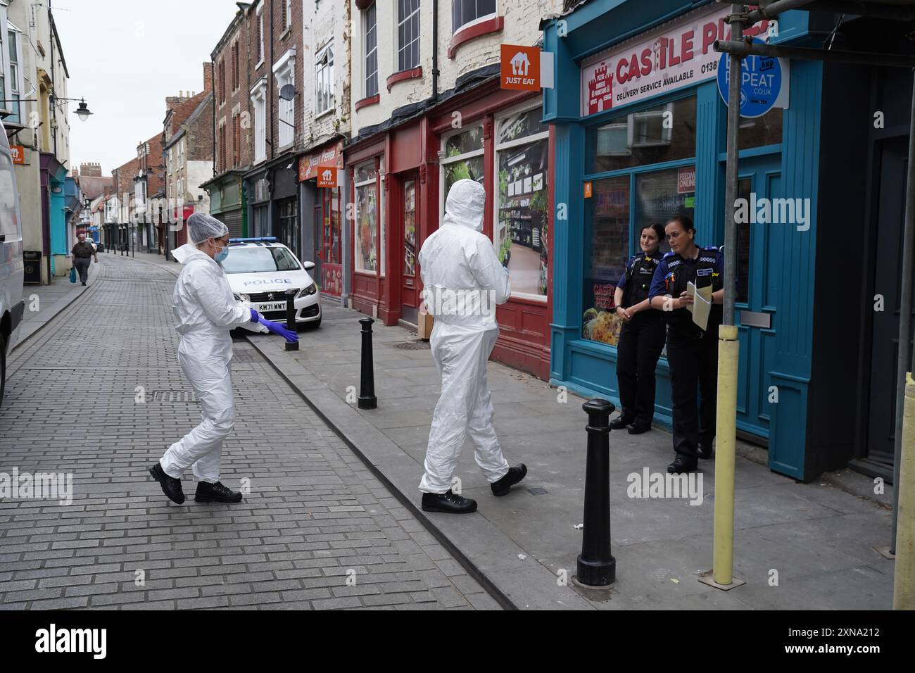 Les enquêteurs légistes de la police pénètrent dans un bâtiment désaffecté à Fore Bondgate, Bishop Auckland dans le comté de Durham, après qu'un squelette d'un bébé ait été trouvé sous les planches du plancher par des entrepreneurs travaillant sur une rénovation immobilière. Date de la photo : mercredi 31 juillet 2024. Banque D'Images