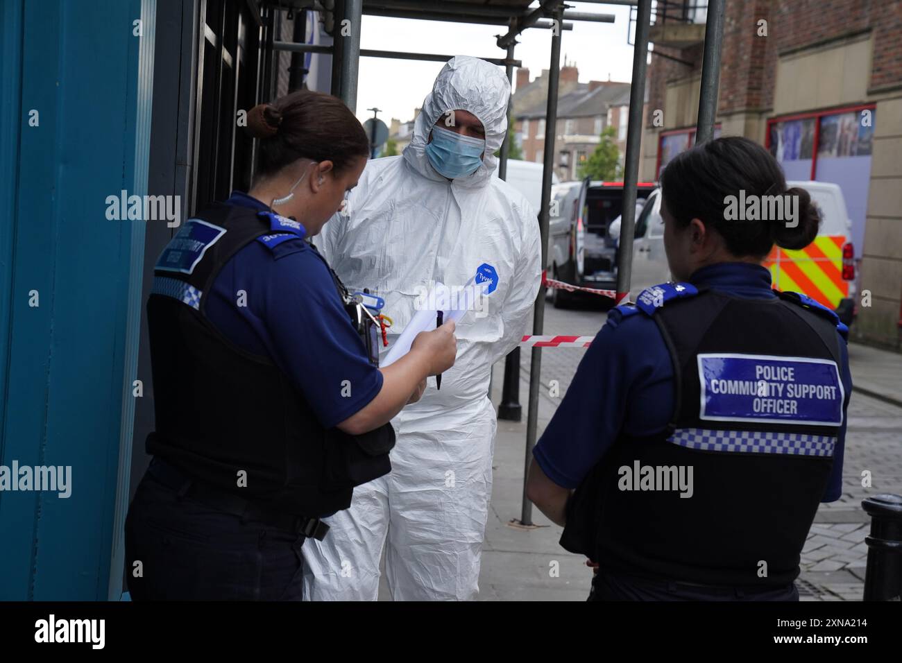 Les enquêteurs légistes de la police pénètrent dans un bâtiment désaffecté à Fore Bondgate, Bishop Auckland dans le comté de Durham, après qu'un squelette d'un bébé ait été trouvé sous les planches du plancher par des entrepreneurs travaillant sur une rénovation immobilière. Date de la photo : mercredi 31 juillet 2024. Banque D'Images