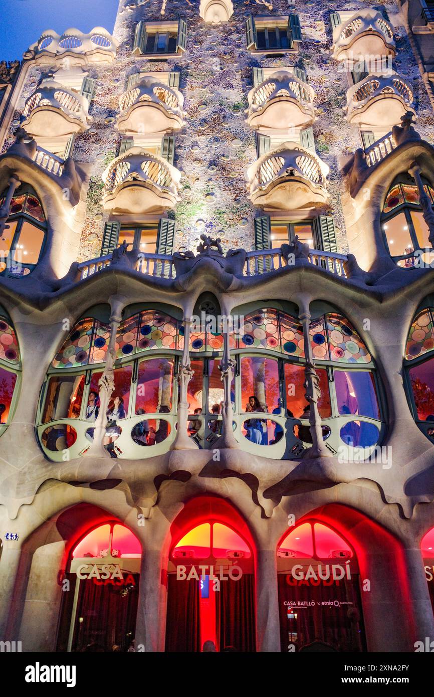 Barcelone, Espagne - 28 juillet 2024 : vue nocturne de la Casa Batllo de Gaudi, Barcelone, Espagne Banque D'Images