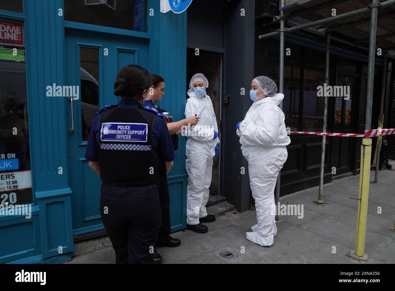 Les enquêteurs légistes de la police pénètrent dans un bâtiment désaffecté à Fore Bondgate, Bishop Auckland dans le comté de Durham, après qu'un squelette d'un bébé ait été trouvé sous les planches du plancher par des entrepreneurs travaillant sur une rénovation immobilière. Date de la photo : mercredi 31 juillet 2024. Banque D'Images
