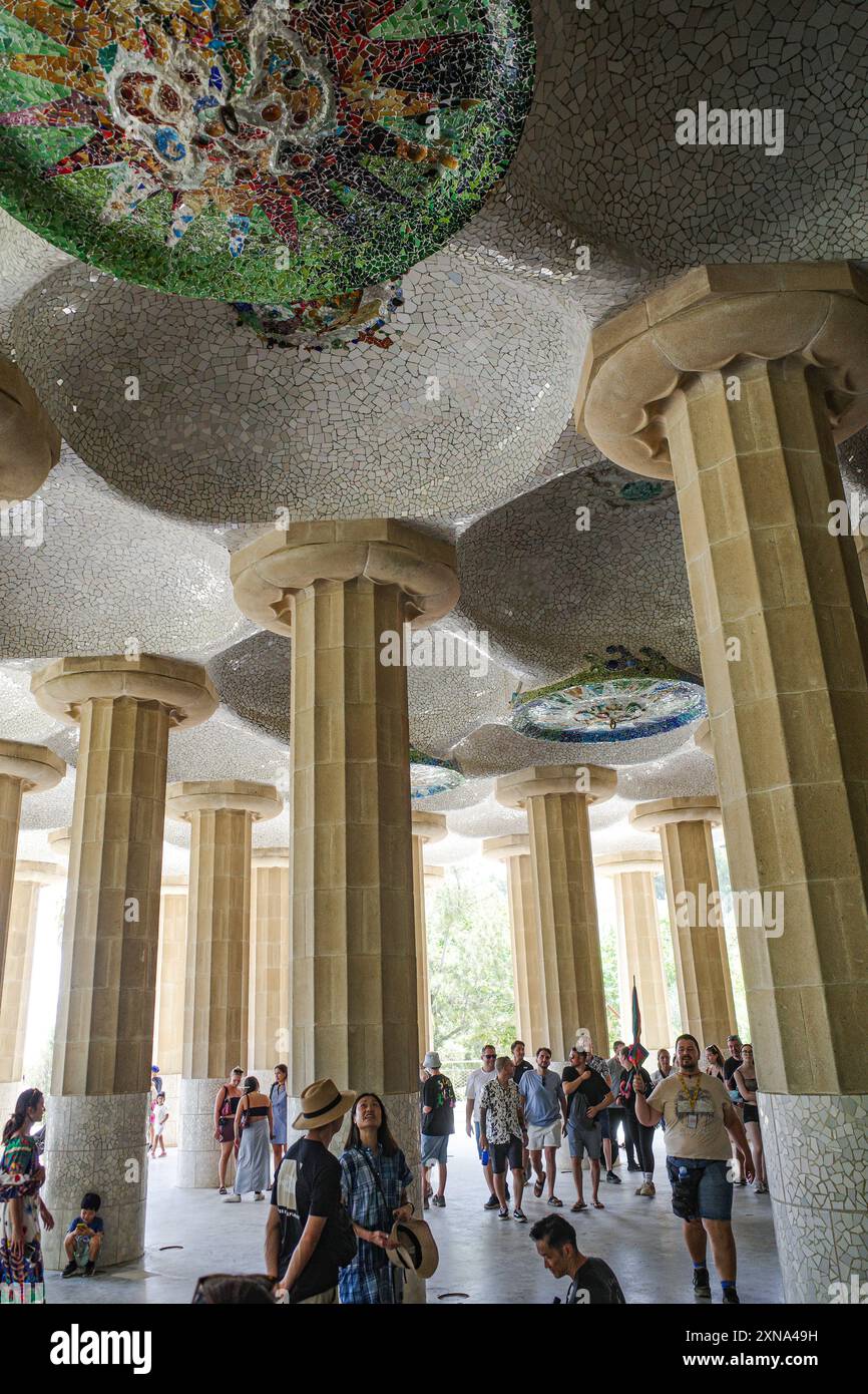 Barcelone, Espagne - 28 juillet 2024 : Colomns et plafond de la Sala Hipostila, Park Guell, Barcelone, Espagne Banque D'Images