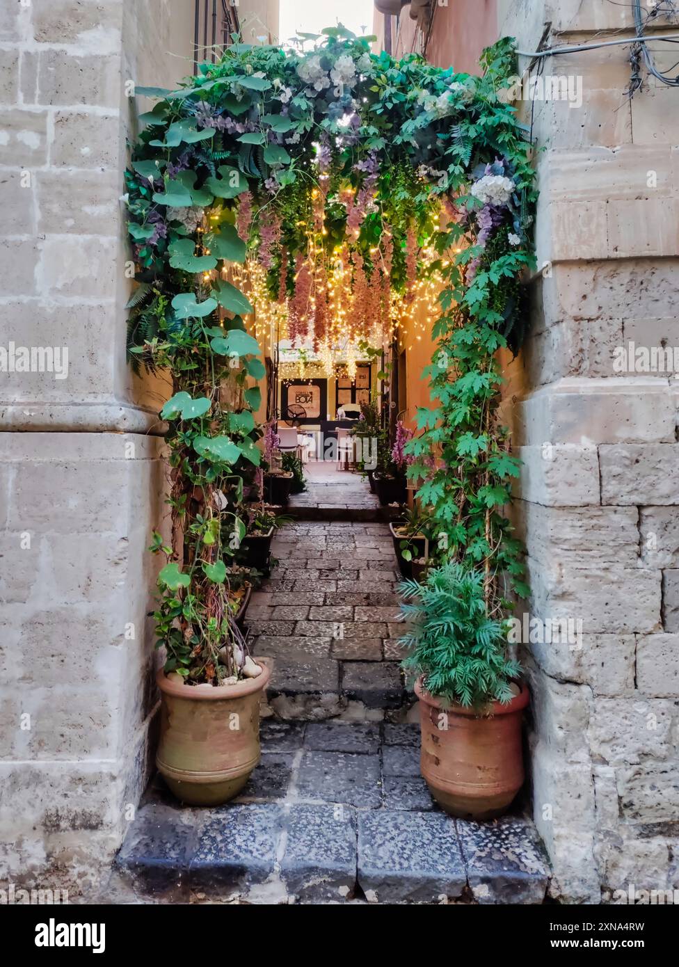 Entrée d'un restaurant confortable dans une ruelle étroite à Ortygia, vieille ville de Syracuse Banque D'Images