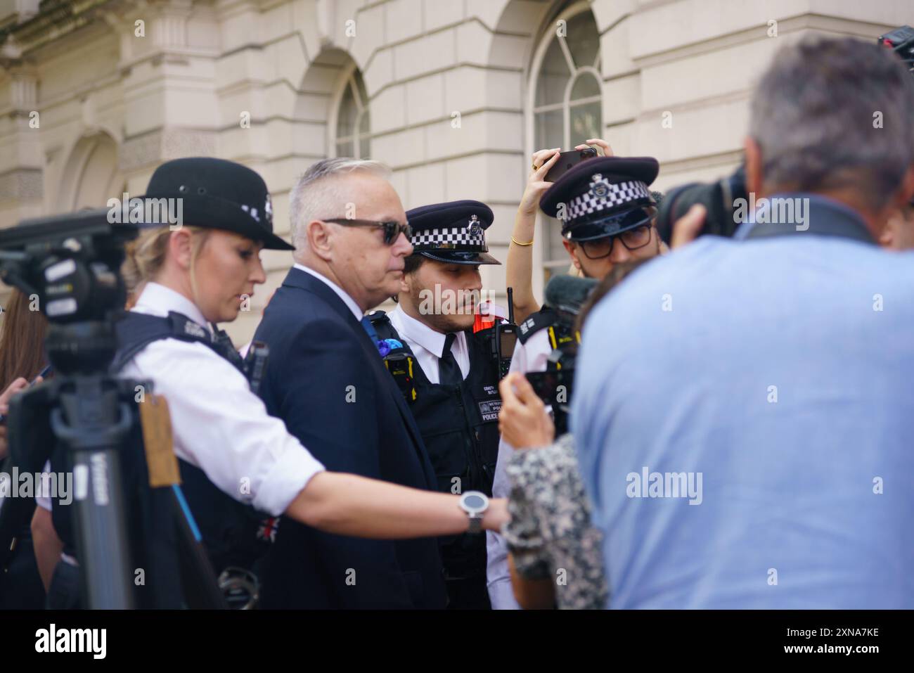 Westminster, Londres 31 juillet 2024. Huw Edwards, ex-présentateur de la BBC, entouré de policiers et de sécurité, arrive au tribunal de première instance de Westminster pour une audience suite à une arrestation pour avoir fait des images indécentes d'enfants. Il sera condamné en septembre. Bridget Catterall AlamyLiveNews Banque D'Images