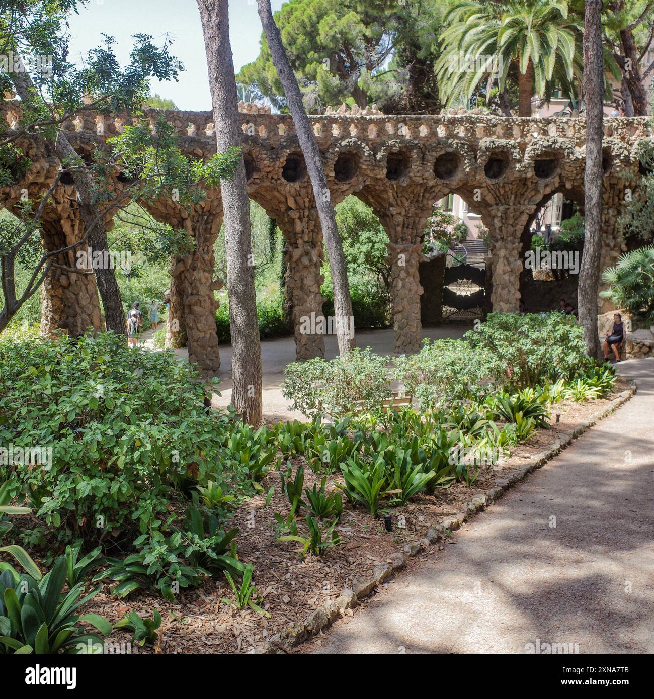 Barcelone, Espagne - 28 juillet 2024 : Viaduc en pierre au Parc Guell, par Antoni Gaudi, Barcelone, Espagne Banque D'Images