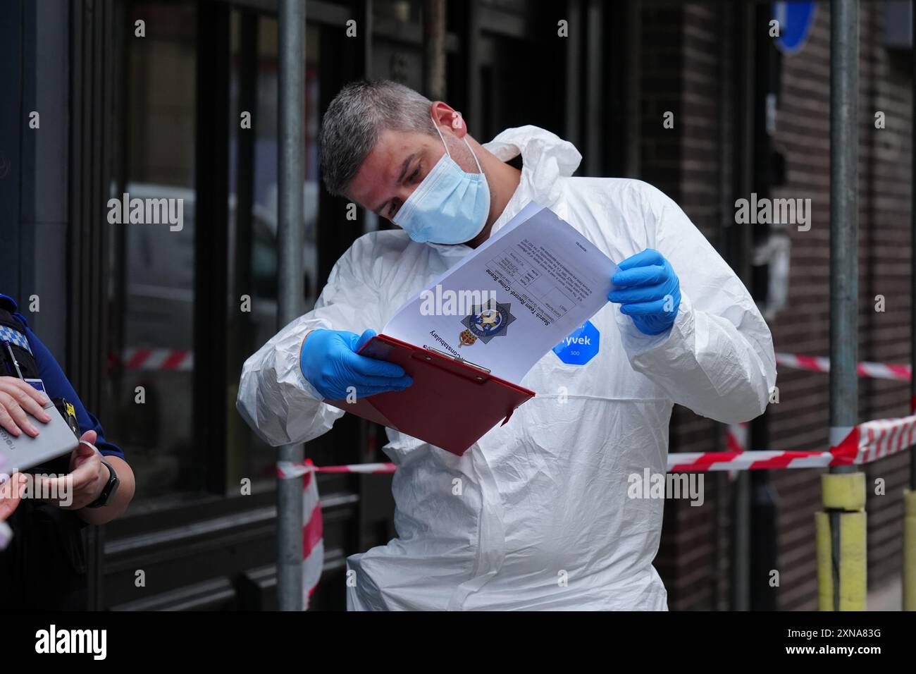 Les enquêteurs légistes de la police pénètrent dans un bâtiment désaffecté à Fore Bondgate, Bishop Auckland dans le comté de Durham, après qu'un squelette d'un bébé ait été trouvé sous les planches du plancher par des entrepreneurs travaillant sur une rénovation immobilière. Date de la photo : mercredi 31 juillet 2024. Banque D'Images