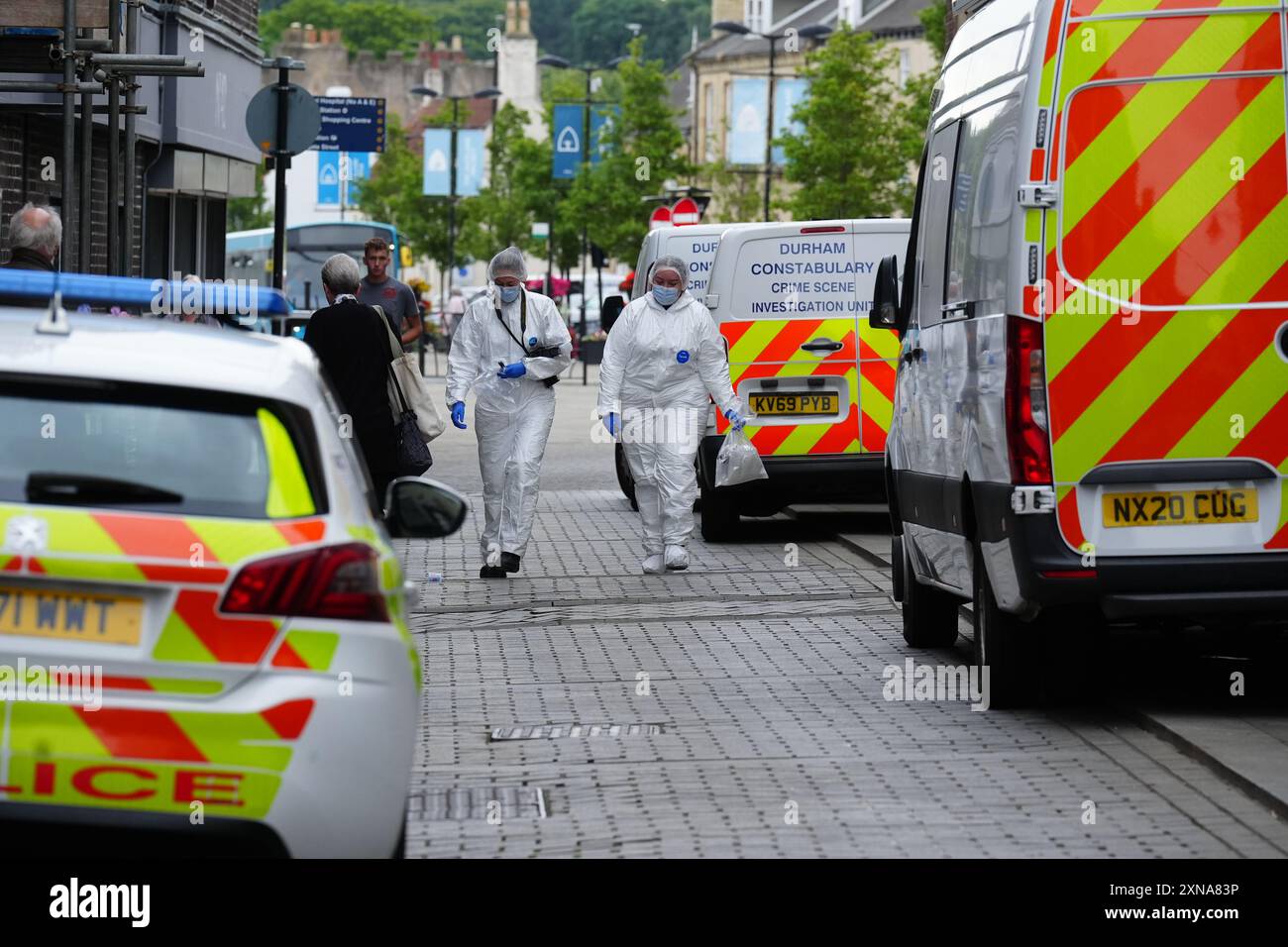 Les enquêteurs légistes de la police pénètrent dans un bâtiment désaffecté à Fore Bondgate, Bishop Auckland dans le comté de Durham, après qu'un squelette d'un bébé ait été trouvé sous les planches du plancher par des entrepreneurs travaillant sur une rénovation immobilière. Date de la photo : mercredi 31 juillet 2024. Banque D'Images