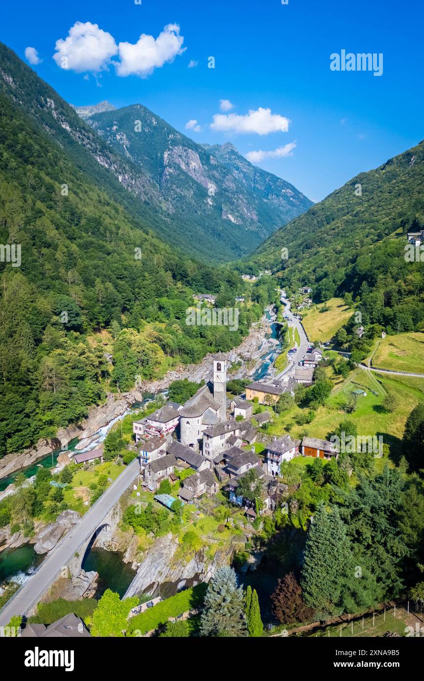 Vue aérienne de l'église et de la ville de Lavertezzo. Lavertezzo, Verzasca Valley, Locarno, Canton Tessin, Suisse, Europe occidentale. Banque D'Images