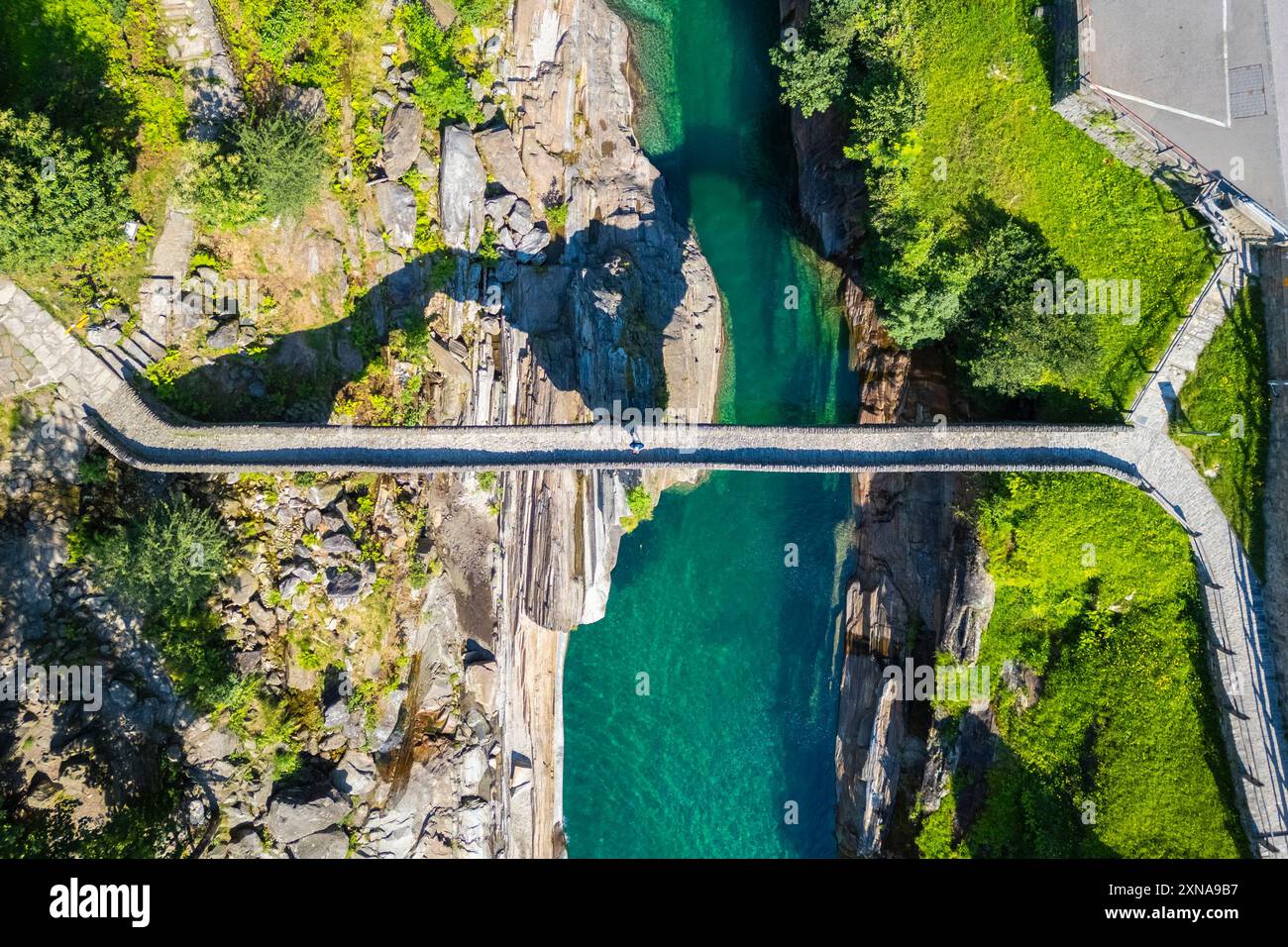 Vue aérienne du 'Ponte dei Salti' sur la rivière Verzasca. Lavertezzo, Verzasca Valley, Locarno, Canton Tessin, Suisse, Europe occidentale. Banque D'Images