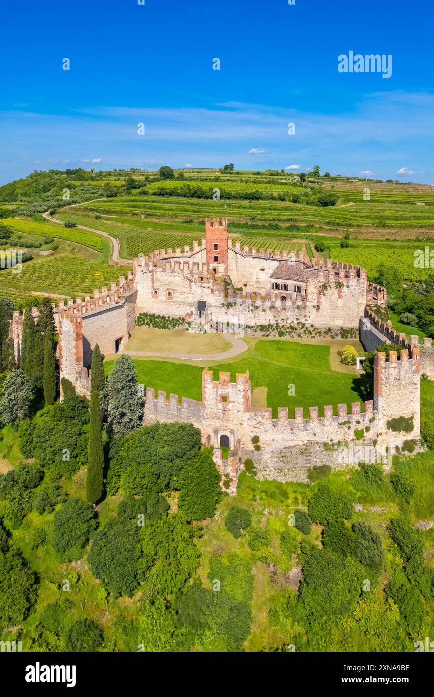 Vue aérienne du château Scaligero de Soave en été. Vérone district, Vénétie, Italie, Europe. Banque D'Images