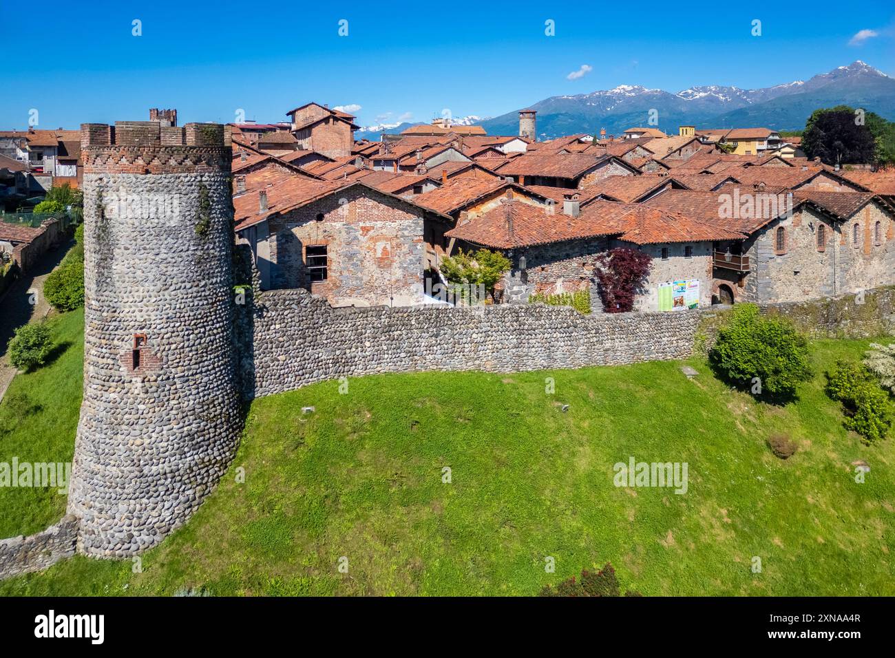 Vue aérienne du Ricetto di Candelo médiéval, utilisé comme refuge en temps d'attaque au moyen âge. Biella, Piémont, Italie. Banque D'Images