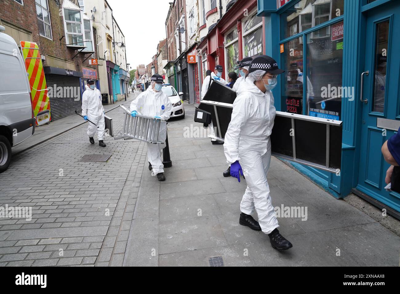 Les enquêteurs légistes de la police pénètrent dans un bâtiment désaffecté à Fore Bondgate, Bishop Auckland dans le comté de Durham, après qu'un squelette d'un bébé ait été trouvé sous les planches du plancher par des entrepreneurs travaillant sur une rénovation immobilière. Date de la photo : mercredi 31 juillet 2024. Banque D'Images