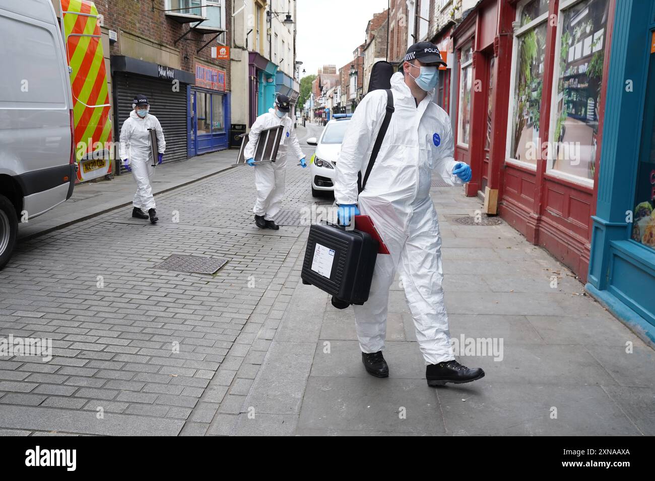 Les enquêteurs légistes de la police pénètrent dans un bâtiment désaffecté à Fore Bondgate, Bishop Auckland dans le comté de Durham, après qu'un squelette d'un bébé ait été trouvé sous les planches du plancher par des entrepreneurs travaillant sur une rénovation immobilière. Date de la photo : mercredi 31 juillet 2024. Banque D'Images