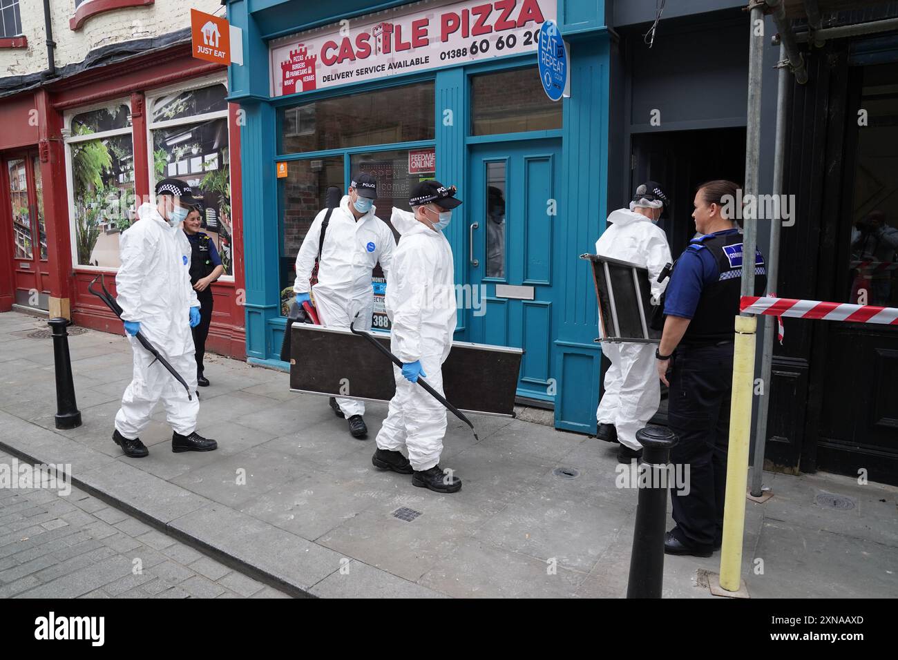 Les enquêteurs légistes de la police pénètrent dans un bâtiment désaffecté à Fore Bondgate, Bishop Auckland dans le comté de Durham, après qu'un squelette d'un bébé ait été trouvé sous les planches du plancher par des entrepreneurs travaillant sur une rénovation immobilière. Date de la photo : mercredi 31 juillet 2024. Banque D'Images