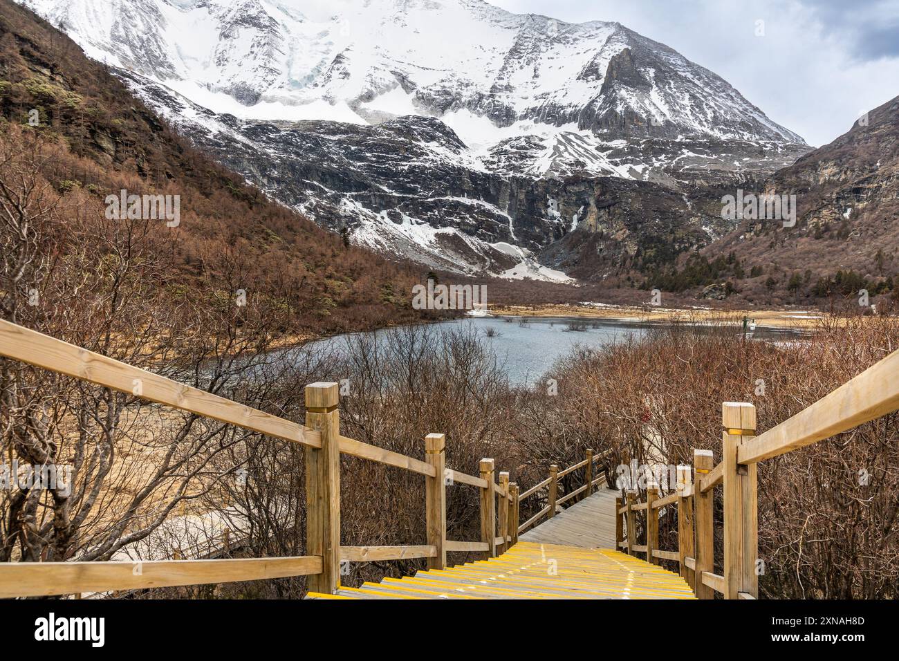 Promenade menant au lac Gongga dans la réserve naturelle pittoresque et à couper le souffle de Yading Luorong Pasture, situé dans Garze Tibetan autonome Banque D'Images