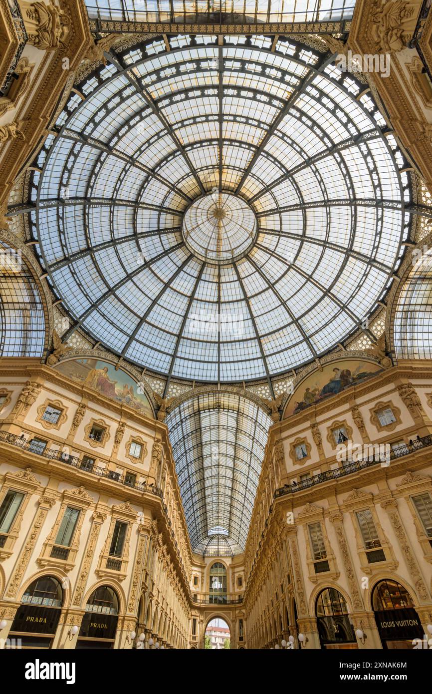 En regardant le toit en dôme de verre de la Galleria Vittorio Emanuele II, Milan, Italie Banque D'Images