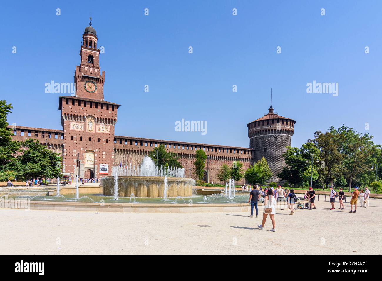 Fontaine Piazza Castello en face du château des Sforza, Piazza Castello, Milan, Italie Banque D'Images