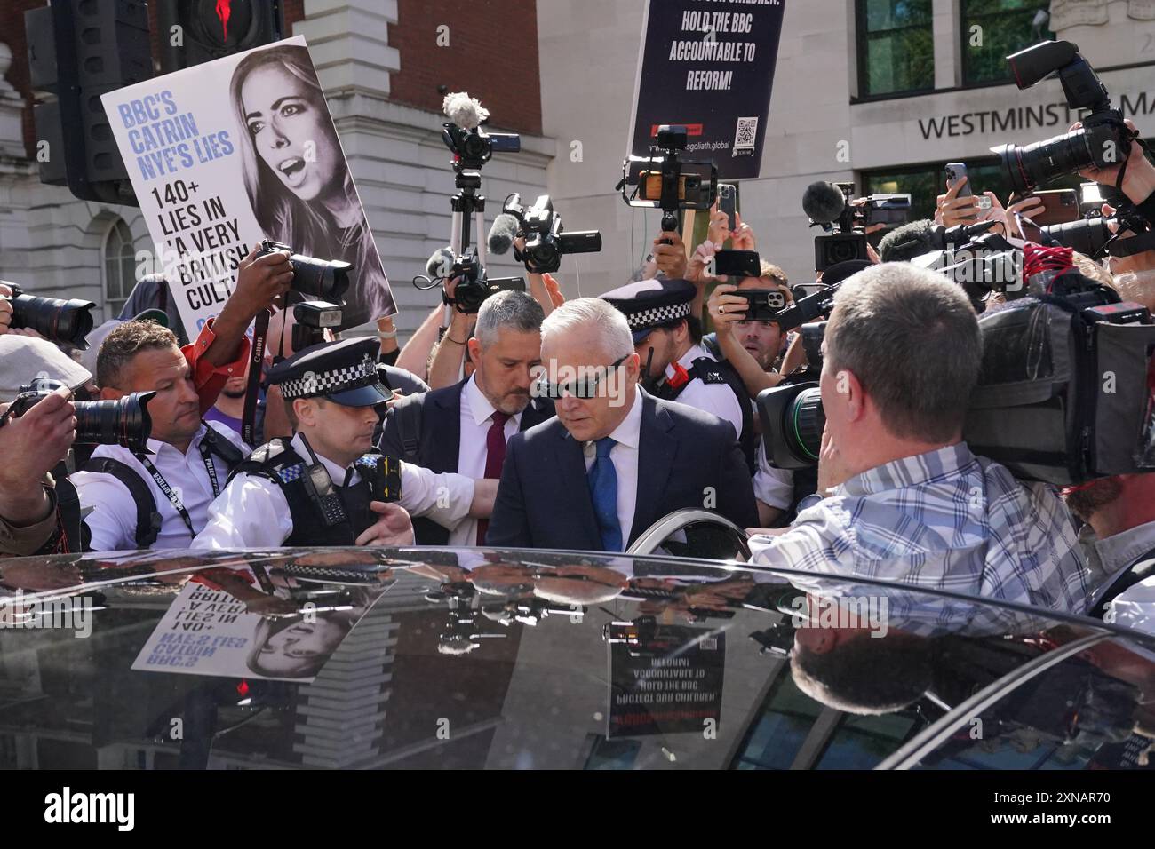 L'ancien diffuseur de la BBC Huw Edwards quitte le tribunal de première instance de Westminster à Londres, où il a plaidé coupable à trois chefs d'accusation d'avoir fait des images indécentes d'enfants. Le radiodiffuseur vétéran a admis avoir 41 images sur WhatsApp, dont sept du type le plus grave, avec les infractions commises entre décembre 2020 et août 2021. Date de la photo : mercredi 31 juillet 2024. Banque D'Images