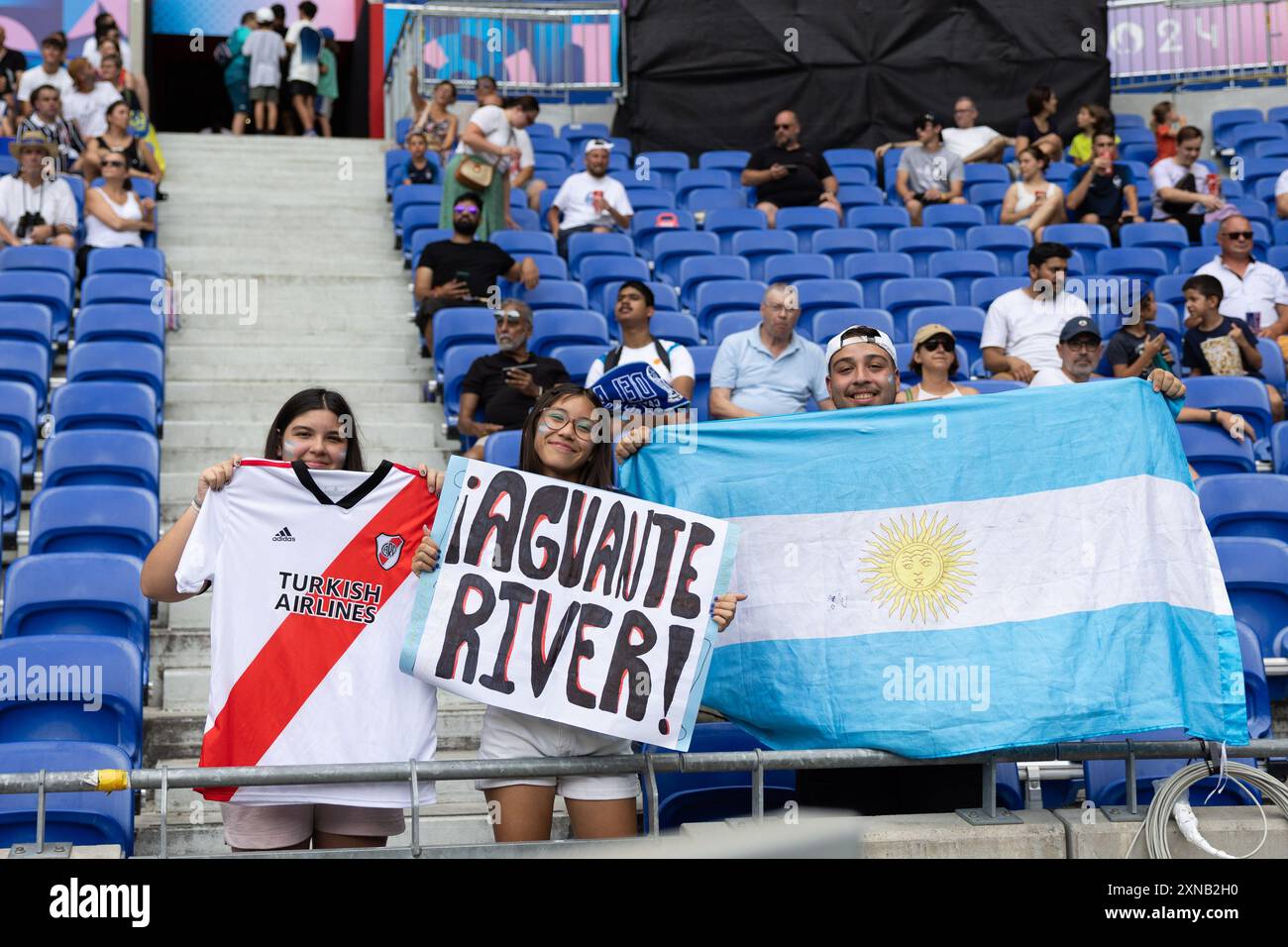 Lyon, France. 30 juillet 2024. Lyon, France, 30 juillet 2024 : des supporters argentins sont vus avant le match de football masculin du Groupe B des Jeux Olympiques Paris 2024 entre l'Ukraine et l'Argentine au stade de Lyon à Lyon, France. (ANE Frosaker/SPP) crédit : SPP Sport Press photo. /Alamy Live News Banque D'Images